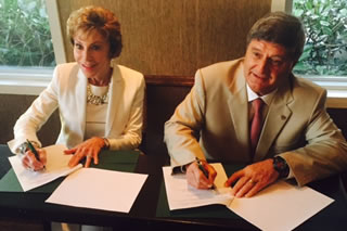President Genshaft signs the agreement to extend USF's partnership with USIL in Peru.