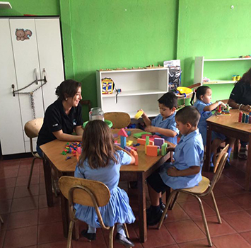 USF student teaching kids in Costa Rica
