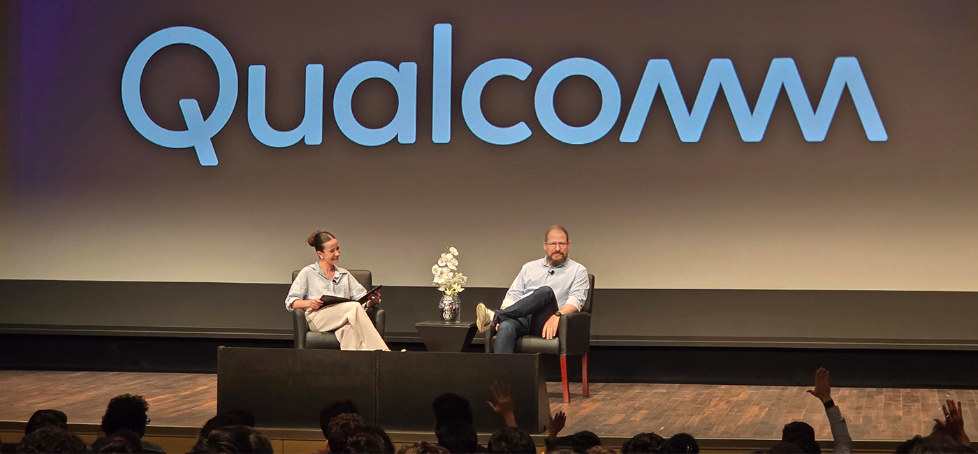 Eduarda Koop moderating a panel with Qualcomm CEO Cristiano Amon