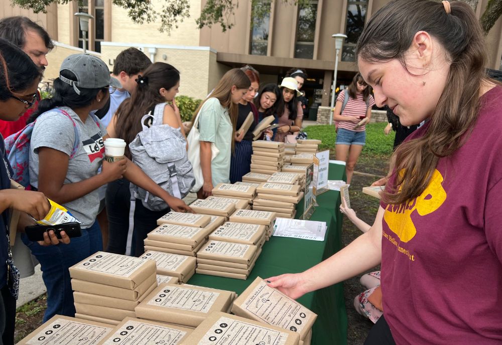 Students browse wrapped books (Photo by Anna Mayor)
