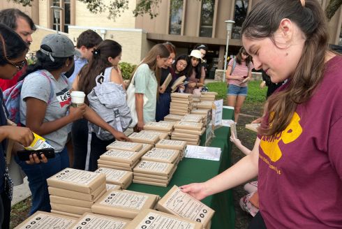 Students browse wrapped books (Photo by Anna Mayor)