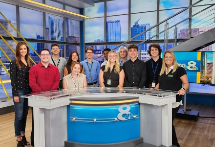 Florida Focus students visit local Tampa Bay news station WFLA with lead anchor and USF alumna Jennifer Leigh (left). (Photo courtesy of Stephanie Anderson)