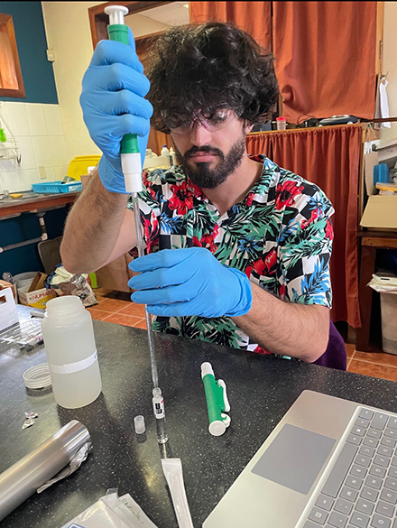 Facundo Pereyra-Kluser working in the lab. (Photo by Nancy Romero-Daza)