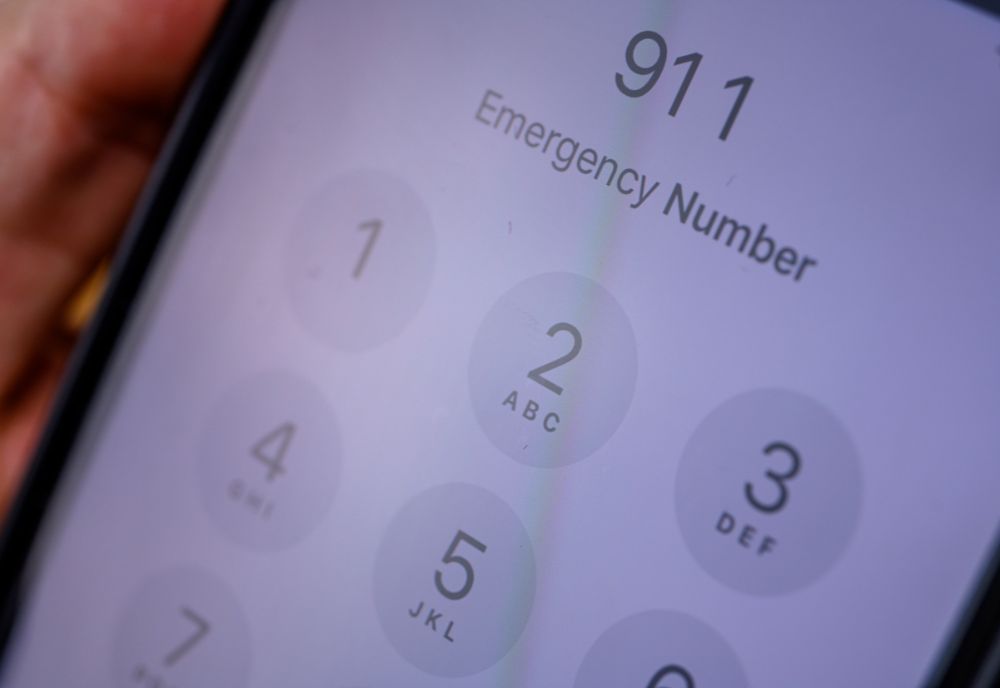 close up of cell phone screen displaying "911 Emergency Number"