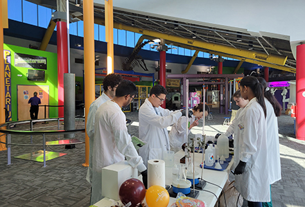 USF student volunteers setting up the experiment at MOSI. (Photo courtesy of Dr. Christie Tang)
