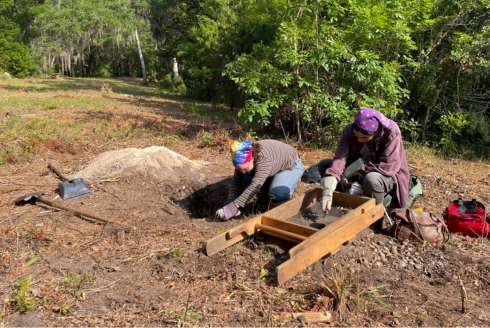 Sofia Aris (left) engaged in excavation work. (Photo courtesy of Sofia Arias)