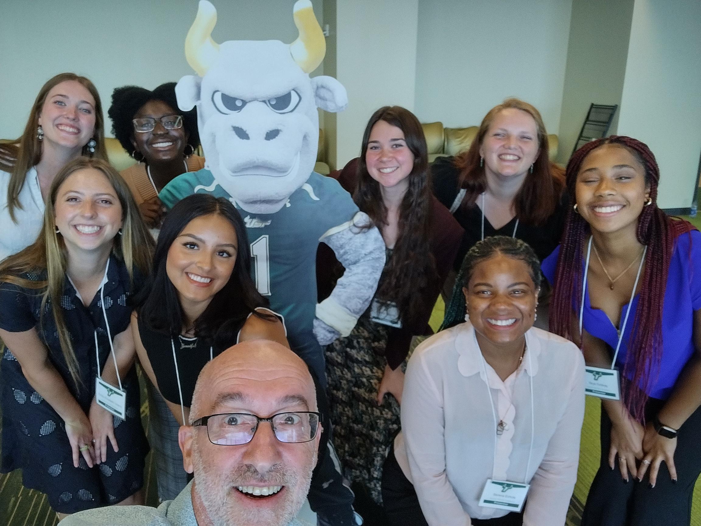 dr.van beyen taking a selfie with his eight reu students