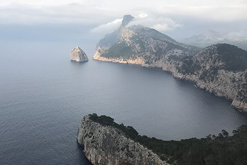 An aerial photograph of the carbonate coastal morphology in Mallorca.
