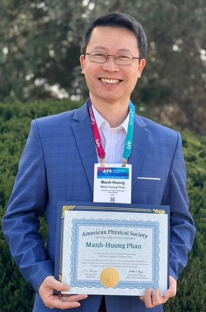 Dr. Manh-Huong Phan with the APS award