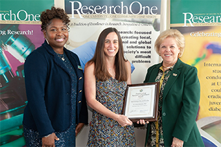 Elizabeth Schotter Receives Outstanding Research Achievement Award
