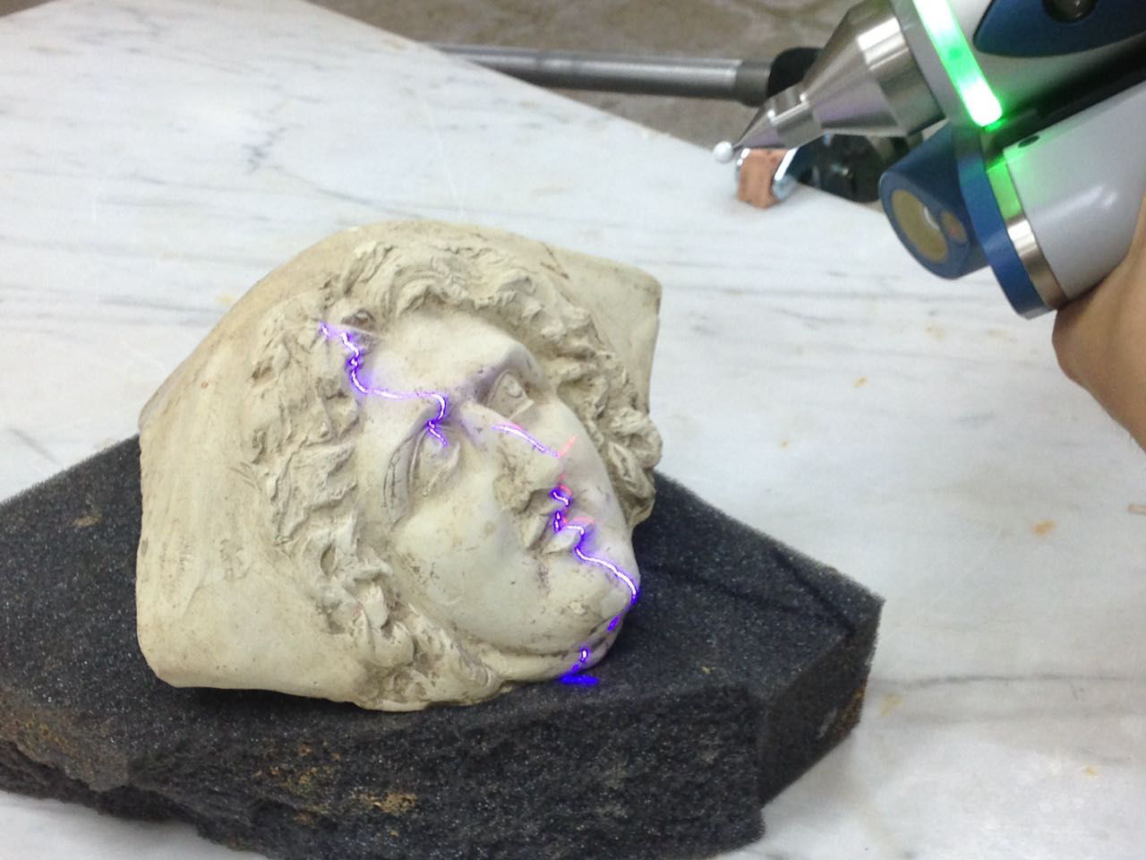 scanning sculpture head