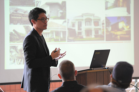 USF Architecture alumnus speaks to an Open House audience about his career path after graduation.