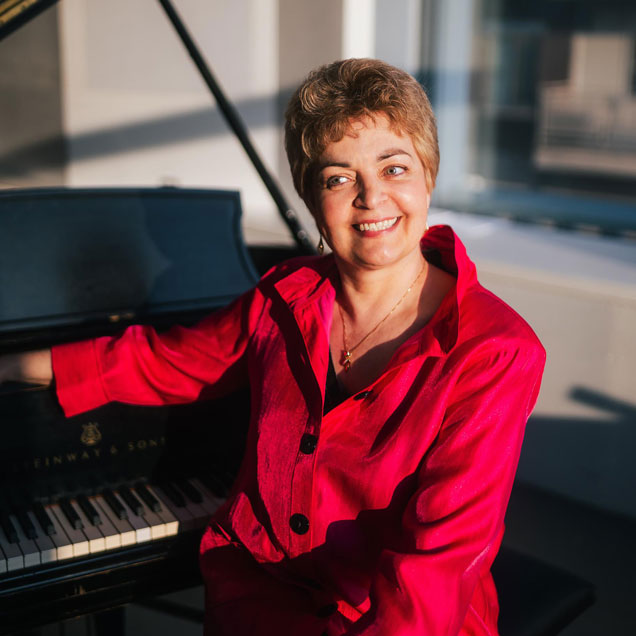Ksenia Nosikova playing the piano