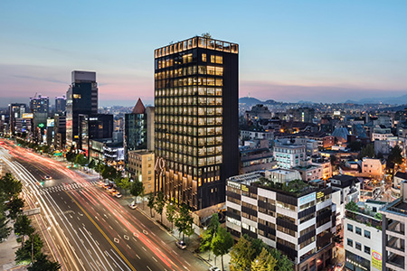 In designing the 15-story headquarters for international luxury clothier Shinsegae International, the design team sought to create an iconic landmark in the heart of Gangnam-gu, one of Seoul’s largest districts.