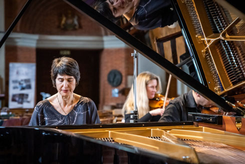 Idith Meshulam Korman performs on the piano.