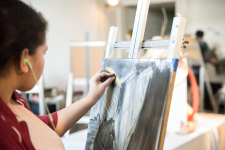 An art student draws in Sue Havens' drawing class.