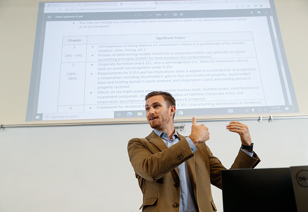 Luke Richardson, an associate professor of instruction and Kerkering Barberio Fellow, teaches in the Lynn Pippenger School of Accountancy at the USF Muma College of Business.