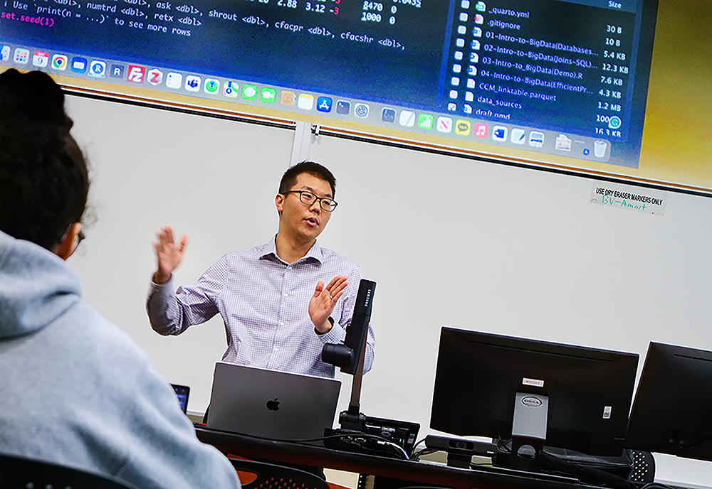 Gunsu (Matthew) Son teaching infront of a room of FinTech students.