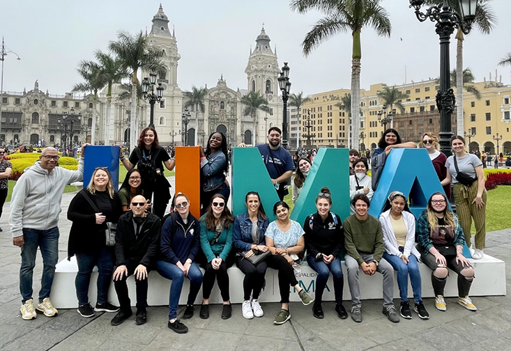 USF students in Perú