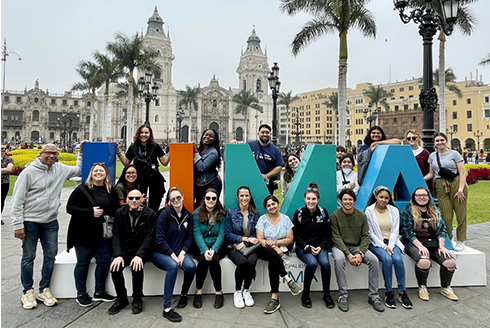 USF students in Perú