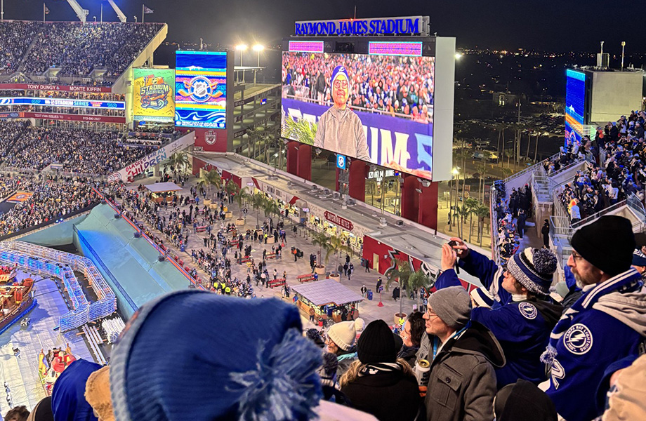 Wide shot of Jarma performing