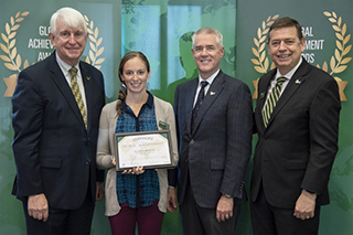 Alisha Braun receiving the 2019 Global Achievement Award