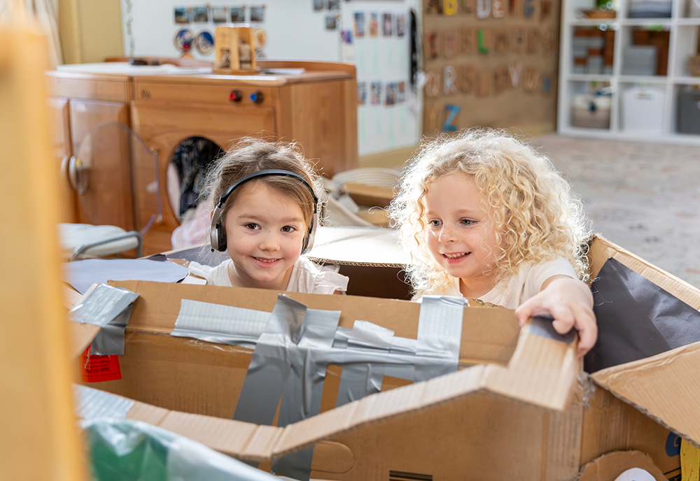 2 young children playing in preschool