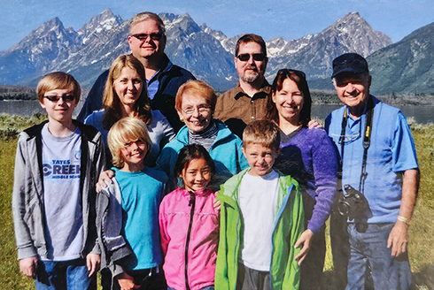 Ron and Jean Linder with children and grandchildren