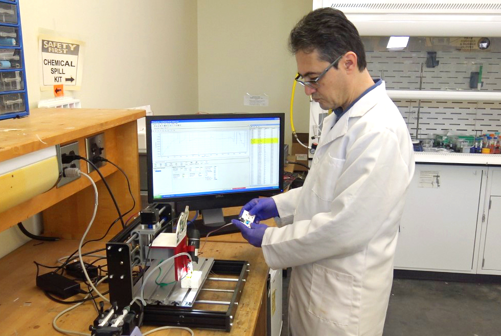 Arash Takshi in lab