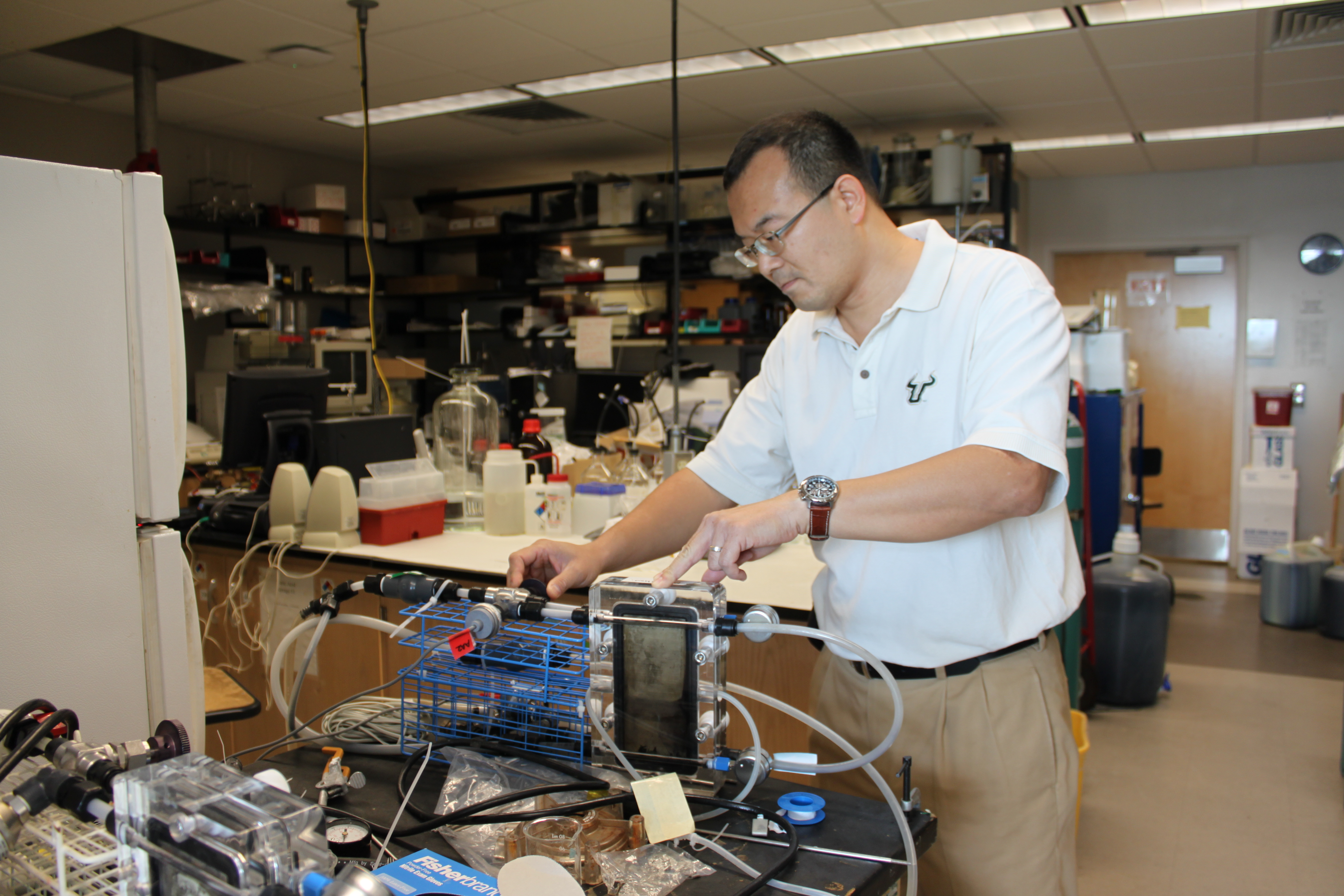 Image of Daniel Yeh in an engineering lab