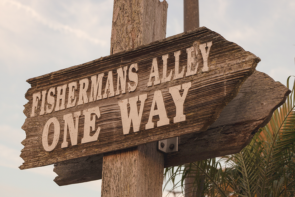 Street sign pointing the way to Fisherman's Alley on Treasure Island
