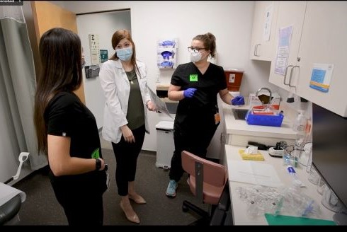 Health students from different disciplines volunteer together at the BRIDGE Healthcare Clinic.
