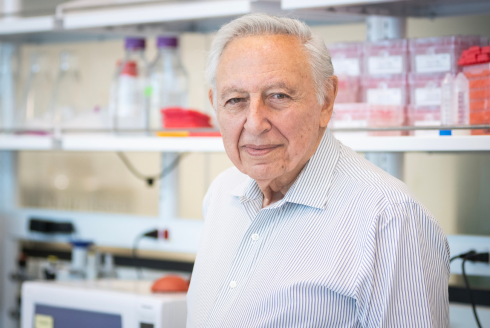 Robert Gallo in a lab