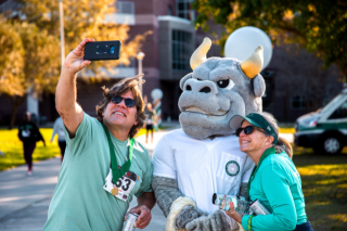 Scrub Run racers take a selfie with Rocky