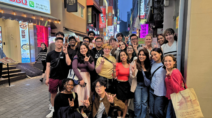 Group photo of Judy Genshaft Honors College students in Seoul South Korea