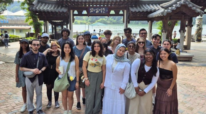 Group photo of Judy Genshaft Honors College students in South Korea