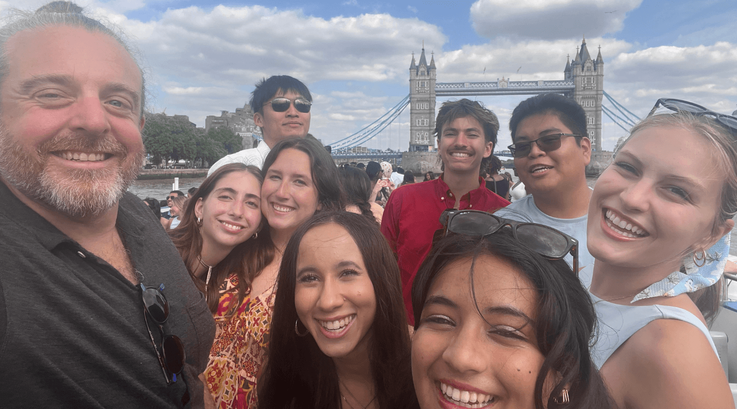 Dr. Benjamin Young and students take a selfie in front of London Bridge