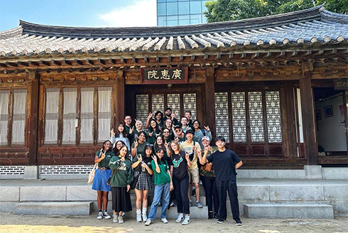 Judy Genshaft Honors College students touring Yonsei University with pen pals
