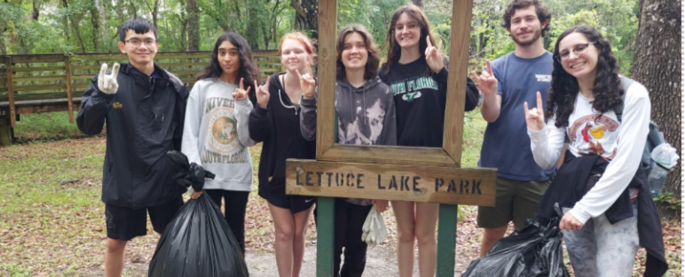 Honors students volunteer at lettuce lake