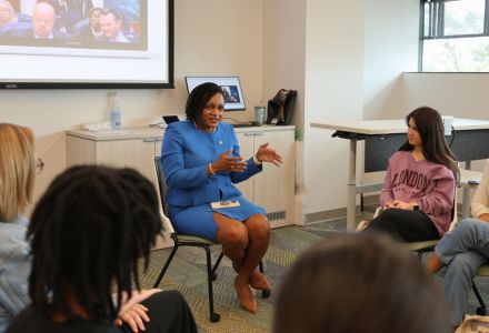 Leader Driskell speaking to Honors students