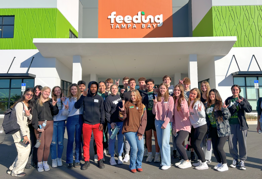 Honors LLC students volunteer at feeding tampa bay