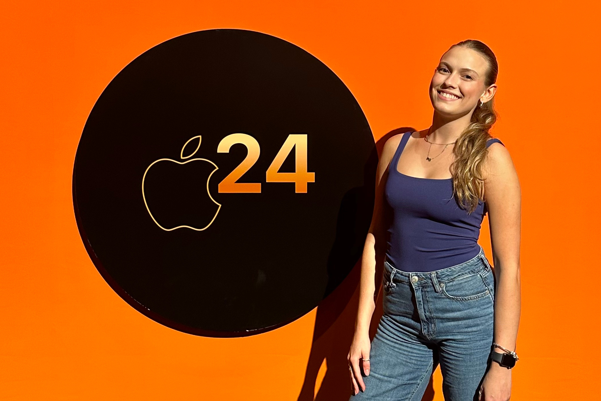 Isadora Grasel posing next to the Apple 24 logo.