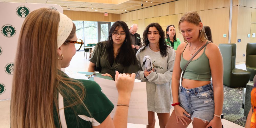 Honors ambassador shows Honors students a clue on the first floor of the Honors building.