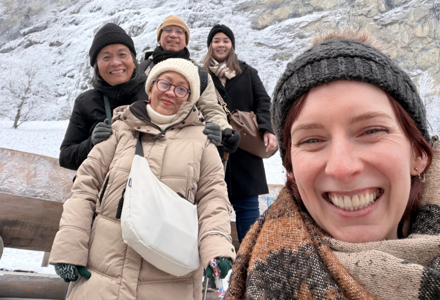 Laura Badertscher selfie with toursits in snow