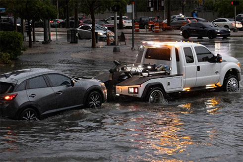 A car stalls out on NE 11th St and gets towed out of flooded water during a flash flood warning on Monday, June 2, 2025 in downtown Miami, Fla. Alie Skowronski askowronski@miamiherald.com 