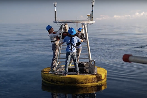 Students conduct science at sea