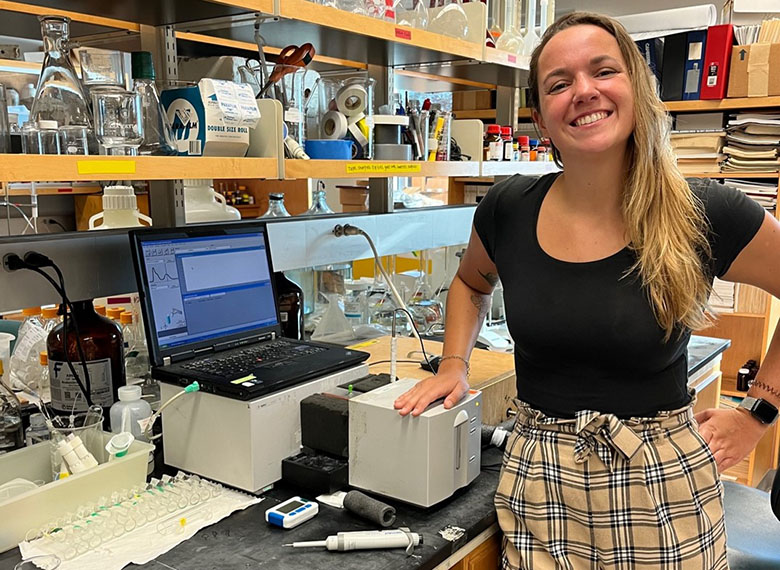 Student Macarena Martin Mayor working on spectrophotometric techniques in the Byrne lab.