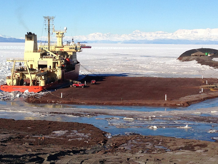 Nathaniel B Palmer RVIB arrives at the McMurdo Station dock. 