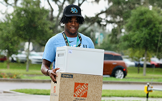 Students at move-in