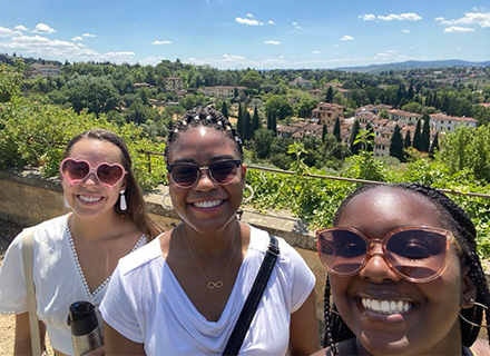 cason and two friends on study abroad trip to Italy
